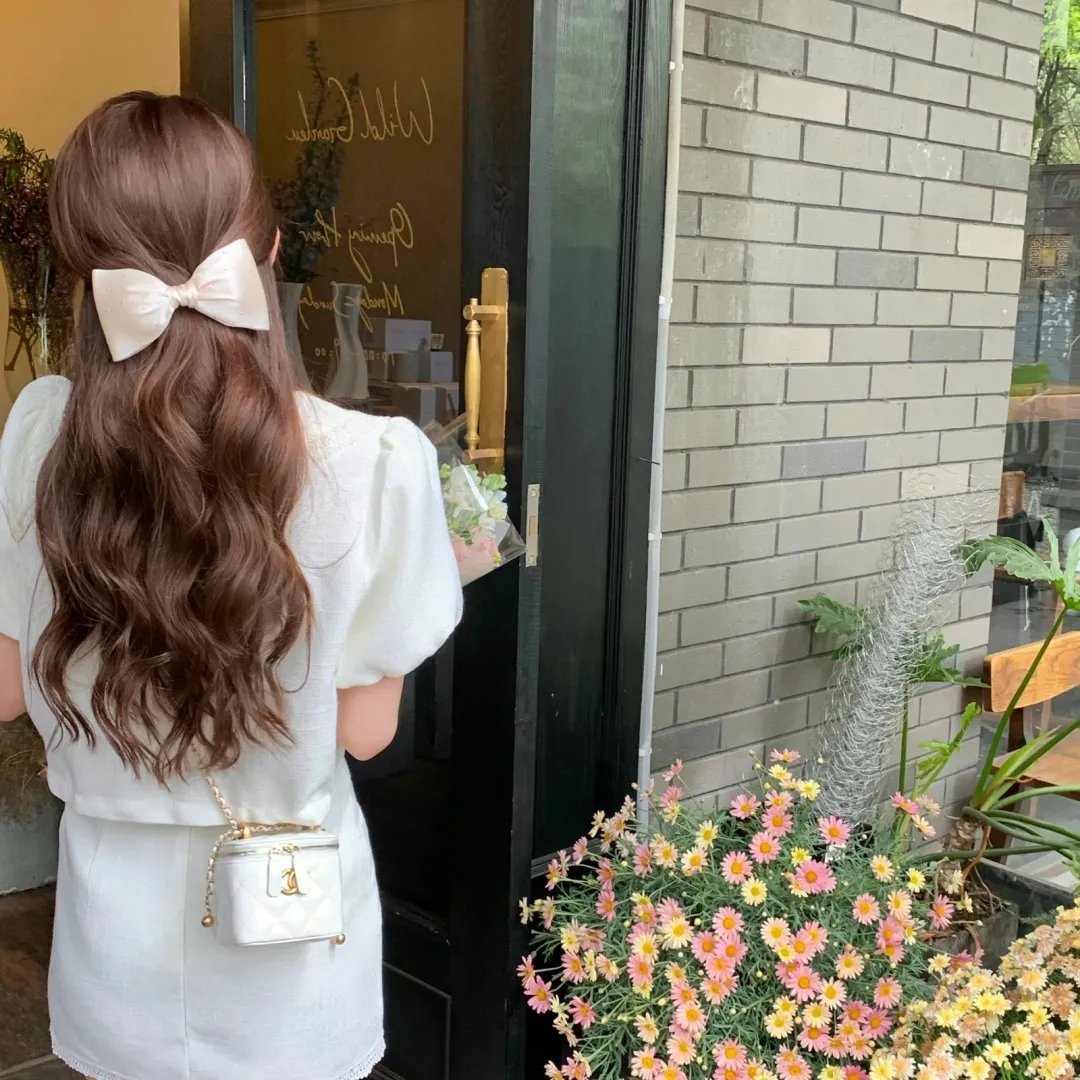 挥着翅膀的女孩